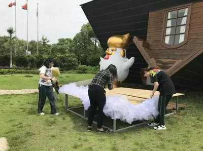 2017届上海枫叶国际高中毕业舞会策划组的杰