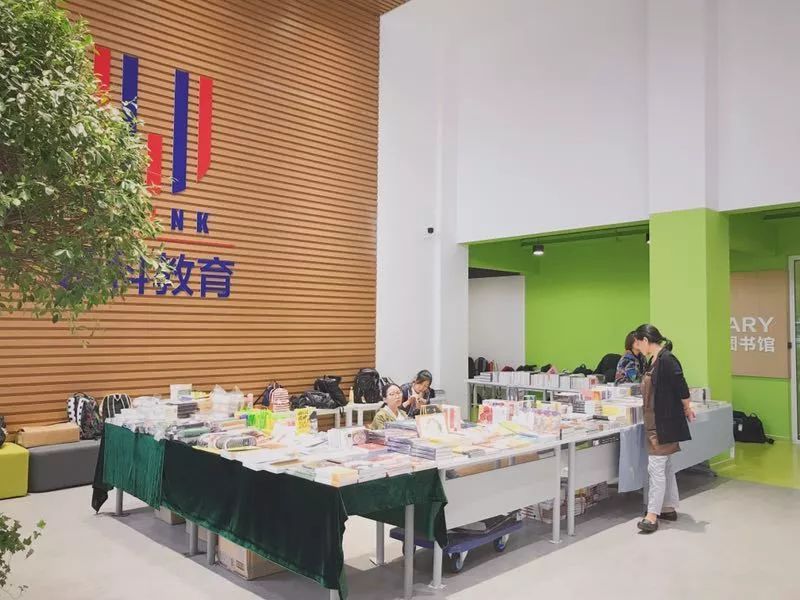 领科教育上海校区成功举办2018年书展