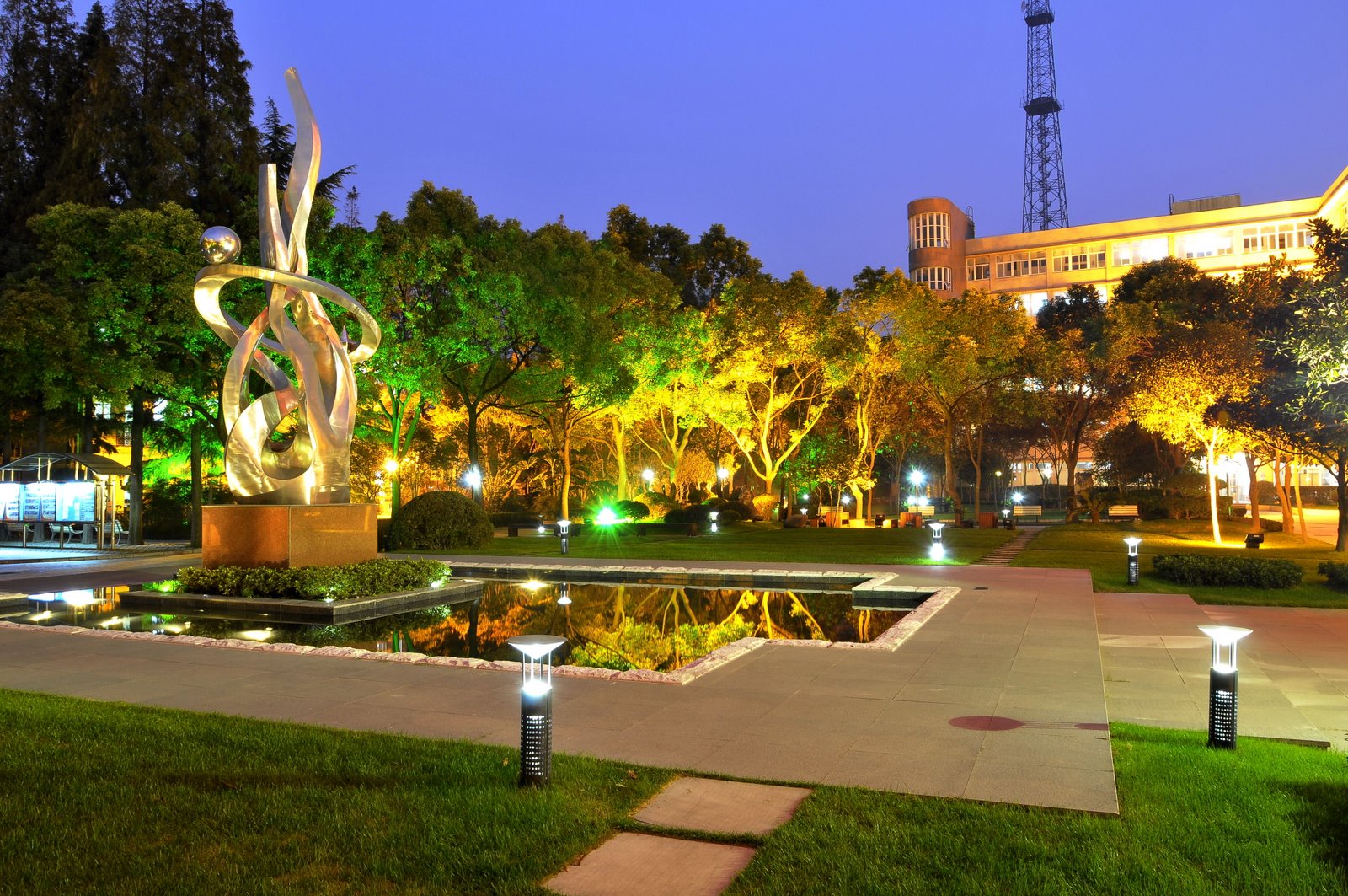 复旦附中坐落在上海市东北片复旦大学校